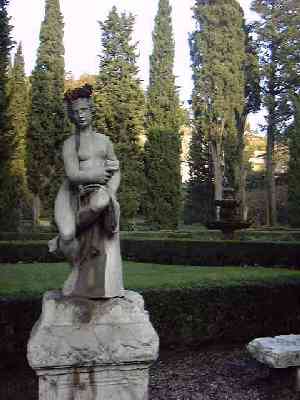 StatueInGiustiGardens.jpg (15244 bytes)