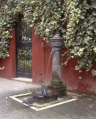 WaterFountain-Venice.jpg (17915 bytes)